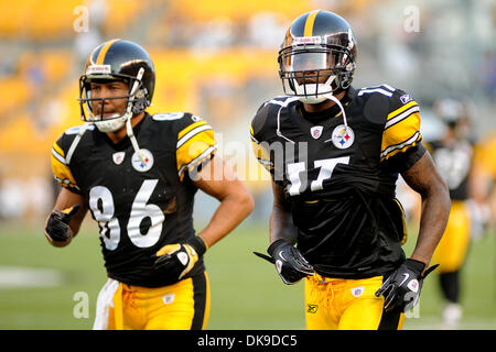 18. August 2011 - zusammenpassen PENNSYLVANNIA, Pittsburgh, USA - Pittsburgh Steelers Wide Receiver Hines Ward (86) und Pittsburgh Steelers Wide Receiver Mike Wallace (17) vor dem Start des Spiels als die Pittsburgh Steelers nehmen auf die Philadelphia Eagles während einer Pre-Saison bei Heinz Field in Pittsburgh, PA... Steelers besiegen die Adler 24-14. (Kredit-Bild: © Dean Beattie/Southcreek Gl Stockfoto
