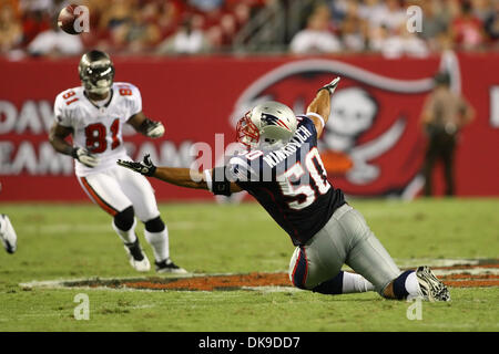 18. August 2011 - Tampa, Florida, USA - New England Patriots Linebacker Rob Ninkovich (50) Tauchgänge nach dem Ball nach der Trennung eines Pass im zweiten Quartal bei einem Fußball-Spiel zwischen den New England Patriots und die Tampa Bay Buccaneers im Raymond James Stadium.  Patrioten führen 28-0 zur Halbzeit. (Kredit-Bild: © Lukas Johnson/Southcreek Global/ZUMApress.com) Stockfoto