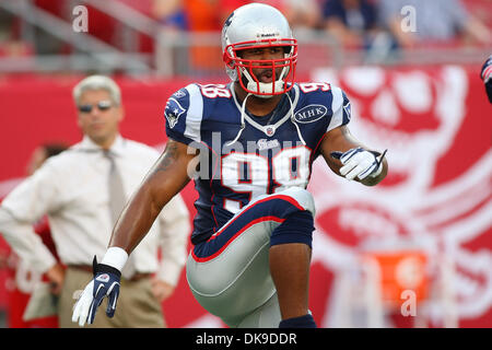 18. August 2011 - Tampa, Florida, USA - New England Patriots defensives Ende Eric Moore (98) wärmt vor einem Football-Spiel zwischen den New England Patriots und die Tampa Bay Buccaneers im Raymond James Stadium.  Patrioten gewinnen 31-14 (Credit-Bild: © Luke Johnson/Southcreek Global/ZUMApress.com) Stockfoto