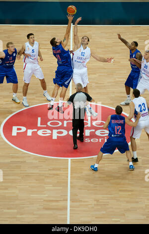 18. August 2011 springen - London, Vereinigtes Königreich - N.11 Joel Freeland von GBR und N.12 Nedad Krstic aus Serbien für Ballbesitz während des Spiels Deutschland gegen Serbien am dritten Tag der London bereitet Serie - Basketball invitational Turnier Vorbereitung Event für die Olympischen Spiele 2012 in London. (Kredit-Bild: © Marcello Farina/Southcreek Global/ZUMAPRESS.com) Stockfoto