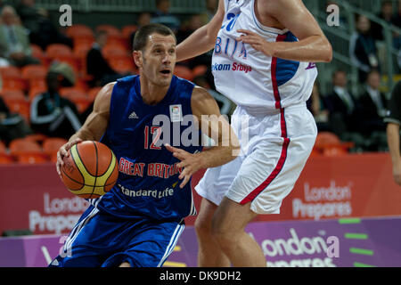 18. August 2011 - London, Vereinigtes Königreich - N.12 Nate Rainking aus GBR spielt den Ball während des Spiels Deutschland gegen Serbien am dritten Tag der London bereitet Serie - Basketball invitational Turnier Vorbereitung Event für die Olympischen Spiele 2012 in London. (Kredit-Bild: © Marcello Farina/Southcreek Global/ZUMAPRESS.com) Stockfoto