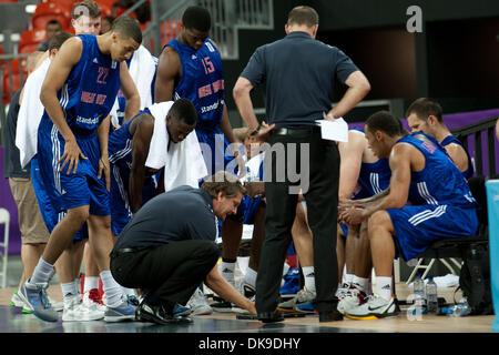 18. August 2011 - London, Vereinigtes Königreich - Team GBR Auszeit während des Spiels Großbritannien gegen Serbien am dritten Tag der Baureihe London bereitet - Basketball-Einladungsturnier, Vorbereitung Event für die Olympischen Spiele 2012 in London. (Kredit-Bild: © Marcello Farina/Southcreek Global/ZUMAPRESS.com) Stockfoto