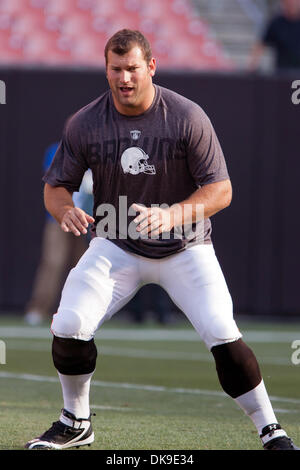 19. August 2011 - Cleveland, Ohio, USA - Cleveland Browns linken Tackle spielte Joe Thomas (73) vor der Vorsaison Spiel gegen die Detroit Lions in Cleveland Browns Stadium in Cleveland, Ohio. (Kredit-Bild: © Frank Jansky/Southcreek Global/ZUMAPRESS.com) Stockfoto