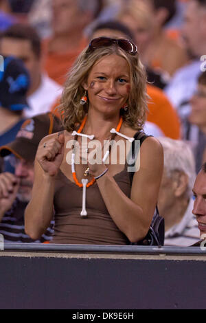 19. August 2011 - spielte Cleveland, Ohio, USA - A Cleveland Browns Fan auf der Tribüne während der Vorsaison Spiel gegen die Detroit Lions in Cleveland Browns Stadium in Cleveland, Ohio.  Die Detroit Lions besiegten die Cleveland Browns 30-28. (Kredit-Bild: © Frank Jansky/Southcreek Global/ZUMAPRESS.com) Stockfoto