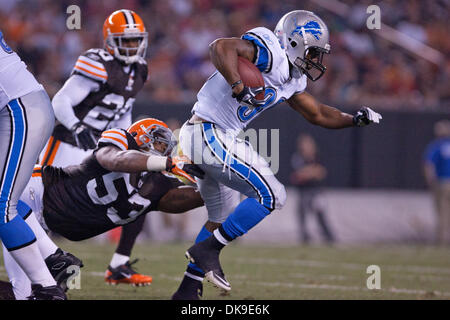 19. August 2011 - Cleveland, Ohio, USA - Detroit Runningback Jerome Harrison (36) abläuft der Tackle Versuch von Cleveland Browns Linebacker Brian Smith (53) während der Vorsaison Spiel in Cleveland Browns Stadium in Cleveland, Ohio. (Kredit-Bild: © Frank Jansky/Southcreek Global/ZUMAPRESS.com) Stockfoto