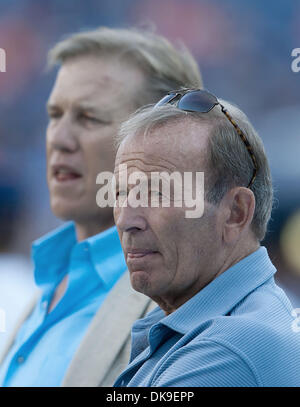 20. August 2011 blicken - Denver, Colorado, USA - Broncos JOHN ELWAY, links, und Broncos Eigentümer PAT BOWLEN, Recht, auf von der Seitenlinie während der Denver Broncos Pre-Season-Spiel gegen die Buffalo Bills. Die Broncos gewinnen das Spiel 24-10 über die Rechnungen bei Sports Authority Field at Mile High in Denver. (Kredit-Bild: © Hector Acevedo/ZUMAPRESS.com) Stockfoto