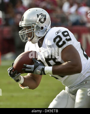 20. August 2011 - San Francisco, CA, USA - San Francisco 49ers Vs Oakland Raiders im Candlestick Park Samstag, 20. August 2011, schlagen 49ers Raiders in Vorsaison Spiel 17-3...  Oakland Raiders laufen wieder Michael Bush (29) Fänge gehen von Trent Edwards. (Kredit-Bild: © Al Golub/ZUMAPRESS.com) Stockfoto