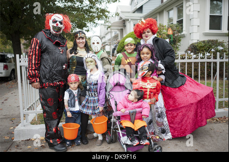 Halloween Trick oder Treaters im Kensington Abschnitt von Brooklyn, NY, 2013. Stockfoto