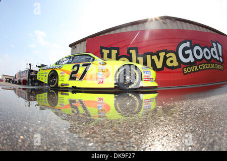 20. August 2011 - Brooklyn, Michigan, USA - NASCAR Sprint Cup Series Treiber Paul Menard (27) während des Trainings für die Pure Michigan 400 auf dem Michigan International Speedway. (Kredit-Bild: © Rey Del Rio/Southcreek Global/ZUMAPRESS.com) Stockfoto