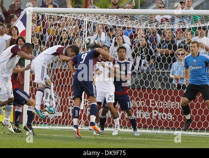 20. August 2011 - Commerce City, Colorado, USA - Chivas USA beenden erfolgreich einen Eckball von Colorado Rapids in der ersten Hälfte in Commerce City, Colorado erschossen.  (Kredit-Bild: © wird Powers/ZUMAPress.com) Stockfoto