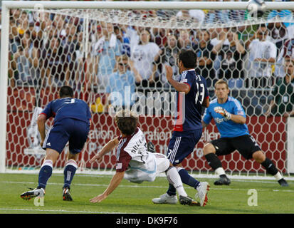 20. August 2011 - geht Commerce City, Colorado, USA - Colorado Rapids BRIAN MULLAN schoss hoch gegen die Chivas USA während der ersten Halff in Commerce City, Colorado.  (Kredit-Bild: © wird Powers/ZUMAPress.com) Stockfoto