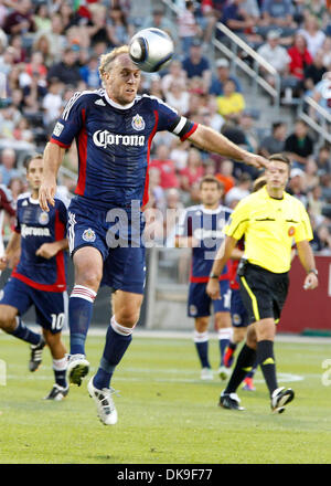 20. August 2011 nimmt - Commerce City, Colorado, USA - Chivas USA SIMON ELLIOT einem Header gegen die Colorado Rapids in der ersten Hälfte in Commerce City, Colorado.  (Kredit-Bild: © wird Powers/ZUMAPress.com) Stockfoto