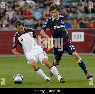 20. August 2011 - Commerce City, Colorado, USA - Colorado Rapids BRIAN MULLAN versucht die Ecke biegen gegen Chivas USA JORGE FLORES während der ersten Hälfte in Commerce City, Colorado.  (Kredit-Bild: © wird Powers/ZUMAPress.com) Stockfoto