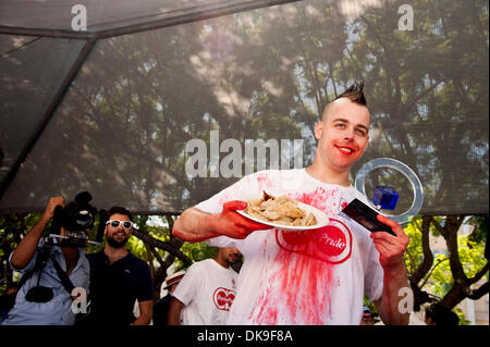 Aug. 20 2011 - Los Angeles, Kalifornien, USA - Patrick Bertoletti, der Nummer zwei Ranglisten Esser der Welt aß 264 Gyoza (japanische Knödel) in 10 Minuten legen Sie einen neuen Weltrekord bei der jährlichen Nisei Week-Festival in der Innenstadt von Los Angeles. (Kredit-Bild: © Brian Cahn/ZUMAPRESS.com) Stockfoto