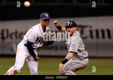 20. August 2011 - St. Petersburg, FL, USA - SP 335950 FOUN RAYS 9.EDMUND D. Brunnen | Zeiten. (20.08.2011 St.Petersburg) Tampa Bay Rays zweiter Basisspieler Sean Rodriguez wirft zuerst auf ein Doppel zu spielen nach dem vornehmen einer nach außen Mariners erster Basisspieler Mike Carp im vierten Inning. Die Tampa Bay Rays gespielt die Seattle Mariners am 20. August 2011 im Tropicana Field in St. Petersburg.  [Edmun Stockfoto
