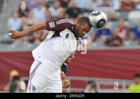 20. August 2011 - Commerce City, Colorado, USA - Colorado Rapids CALEB FOLAN (21) Köpfe in ein Ziel während eines Spiels gegen Chivas USA am Dick's Sporting Goods Park. (Kredit-Bild: © Michael Furman/Southcreek Global/ZUMAPRESS.com) Stockfoto