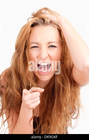 Frustriert Mädchen mit langen braunen Haaren, schreien, mit dem Zeigefinger zeigen Stockfoto