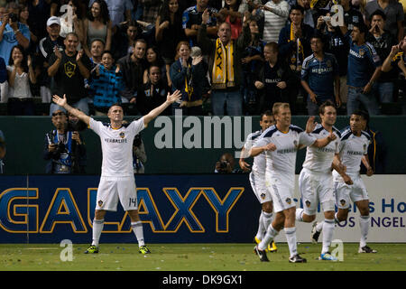 20. August 2011 - Carson, Kalifornien, USA - Los Angeles Galaxy vorwärts Robbie Keane #14 feiert sein erste Tor bei seinem Debüt mit dem Galaxy in der Major League Soccer-Spiel zwischen den San José Earthquakes und die Los Angeles Galaxy im Home Depot Center. (Kredit-Bild: © Brandon Parry/Southcreek Global/ZUMAPRESS.com) Stockfoto