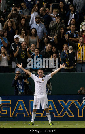 20. August 2011 - Carson, Kalifornien, USA - Los Angeles Galaxy vorwärts Robbie Keane #14 feiert sein erste Tor bei seinem Debüt mit dem Galaxy in der Major League Soccer-Spiel zwischen den San José Earthquakes und die Los Angeles Galaxy im Home Depot Center. (Kredit-Bild: © Brandon Parry/Southcreek Global/ZUMAPRESS.com) Stockfoto