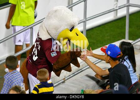 20. August 2011 - spricht Commerce City, Colorado, USA - Edison die Adler-Fans in der zweiten Hälfte.  Die Colorado Rapids gehostet Chivas USA am Dick's Sporting Goods Park in Commerce City, CO. (Credit-Bild: © Jesaja Downing/Southcreek Global/ZUMApress.com) Stockfoto