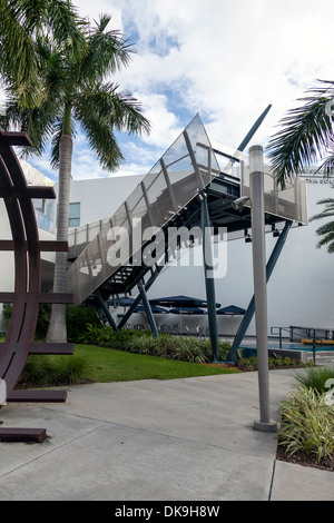 Moderne monumentale Stahltreppe am Haupteingang der Fort Lauderdale Museum of Art in der Innenstadt von Fort Lauderdale, Florida, USA. Stockfoto