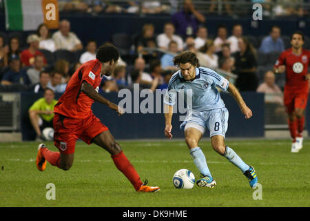 21. August 2011 - Kansas City, Kansas, verteidigt USA - D.C. United Mittelfeldspieler geht Clyde Simms (19) Sporting KC Mittelfeldspieler Graham Zusi (8). Sporting KC besiegte DC United 1-0 von LIVESTRONG Sporting Park in Kansas City, Kansas. (Kredit-Bild: © Tyson Hofsommer/Southcreek Global/ZUMAPRESS.com) Stockfoto