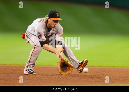 21. August 2011 - Houston, Texas, USA - San Francisco wenn Mike Fontenot (14) fielding einen geschlagenen Ball ein out. San Francisco Giants gegen die Houston Astros 6-4 in 11-Inning im Minute Maid Park in Houston Texas ist. (Kredit-Bild: © Juan DeLeon/Southcreek Global/ZUMAPRESS.com) Stockfoto