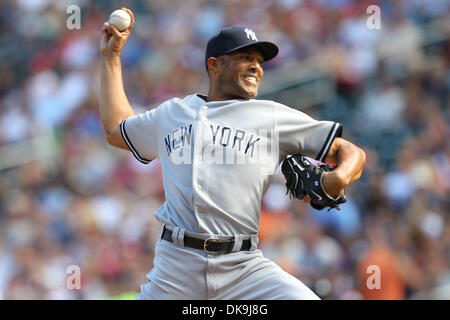 21. August 2011 - hereinkam, Minneapolis, Minnesota, USA - New York Yankees Pitcher Mariano Rivera (42) um die 9. Inning des Baseballs New York Yankees und die Minnesota Twins in der Nähe. Die Yankees gewann das Spiel 3: 0. (Kredit-Bild: © Steve Kotvis/Southcreek Global/ZUMAPRESS.com) Stockfoto