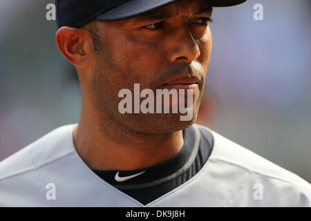 21. August 2011 - hereinkam, Minneapolis, Minnesota, USA - New York Yankees Pitcher Mariano Rivera (42) um die 9. Inning des Baseballs New York Yankees und die Minnesota Twins in der Nähe. Die Yankees gewann das Spiel 3: 0. (Kredit-Bild: © Steve Kotvis/Southcreek Global/ZUMAPRESS.com) Stockfoto