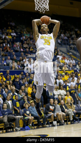 Berkeley, CA, USA. 8. November 2013. 8. November 2013 - Berkeley, CA, USA - California Bears F # 35 Richard Solomon während der NCAA Männer Basketball-Spiel zwischen Coppin Zustand Adler und California Golden Bears 83-64-Sieg bei Hass Pavillon Berkeley Calif © Csm/Alamy Live-Nachrichten Stockfoto