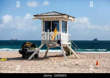 Bademeister stehen mit Jetski Fort Lauderdale Strand am Atlantik entlang mittlere Gefährdung gelbe Warnung Flagge. USA Stockfoto