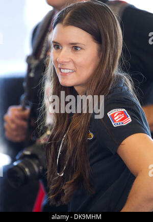 26. August 2011 - runden Sonoma, Kalifornien, USA - Fahrer DANICA PATRICK #7 in der Garage vor der Einnahme von Praxis zur Vorbereitung der IZOD IndyCar Serie Indy Grand Prix von Sonoma auf dem Infineon Raceway in Sonoma, Kalifornien für 28. August 2011 geplant. (Kredit-Bild: © William Mancebo/ZUMAPRESS.com) Stockfoto