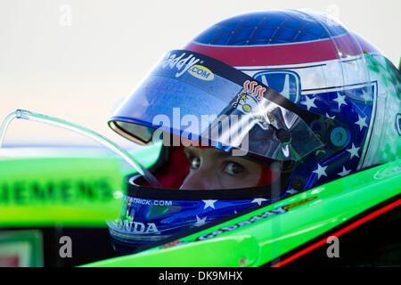 26. August 2011 - Sonoma, Kalifornien, USA - Fahrer DANICA PATRICK #7 rehydriert bei einem Boxenstopp.  Aufgenommen während Trainingsrunden zur Vorbereitung der IZOD IndyCar Serie Indy Grand Prix von Sonoma auf dem Infineon Raceway in Sonoma, Kalifornien für 28. August 2011 geplant. (Kredit-Bild: © William Mancebo/ZUMAPRESS.com) Stockfoto