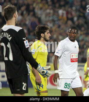 27. August 2011 - Rostow am Don, Russland - die Welt der bestbezahlte Fußballer, ehemalige Inter Mailand star Stürmer SAMUEL Eto, rechts, erzielte das erste Tor in seinem Debüt-Match für Anschi Machatschkala Club der russischen Premier League gegen den FC Rostov. Im August 2011 unterzeichnete die Kamerun Sterne Eto'o einen Dreijahres Vertrag mit FC Anschi Machatschkala.  (Kredit-Bild: © PhotoXpress/ZUMAPRESS.com) Stockfoto