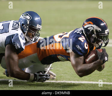 27. August 2011 - Denver, Colorado, USA - Broncos RB WILLIS MCGAHEE punktet einen TD während der Denver Broncos Pre-Season-Spiel gegen die Seattle Seahawks am Sports Authority Field at Mile High in Denver, Colorado. Die Broncos gewinnen das Spiel 23-20. (Kredit-Bild: © Hector Acevedo/ZUMAPRESS.com) Stockfoto