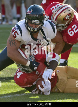 27. August 2011 - San Francisco, CA, USA - San Francisco 49ers gegen Houston Texans im Candlestick Park Samstag, 27. August 2011. Houston Texans defensiv angehen Shaun Cody (95) befasst sich San Francisco 49ers Runningback Anthony Dixon (24) um den Kopf... 49er auf Texans 30-7 verlieren. (Kredit-Bild: © Al Golub/ZUMAPRESS.com) Stockfoto