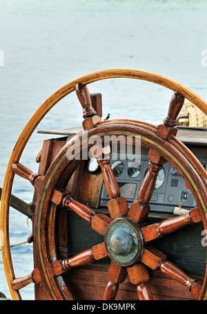 Holz Ruder und Navigation-Instrumente auf einem Segelboot Stockfoto