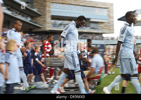 27. August 2011 - Kansas City, Kansas, betritt USA - Sporting KC vorwärts Kei Kamara (23) das Spielfeld. FC Dallas besiegte Sporting KC 3-2 LIVESTRONG Sporting Park in Kansas City, Kansas. (Kredit-Bild: © Tyson Hofsommer/Southcreek Global/ZUMAPRESS.com) Stockfoto