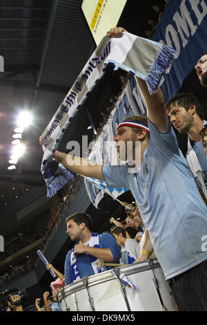 27. August 2011 - Kansas City, Kansas, USA - Anhänger in den Kessel jubeln und Schals zu halten. FC Dallas besiegte Sporting KC 3-2 LIVESTRONG Sporting Park in Kansas City, Kansas. (Kredit-Bild: © Tyson Hofsommer/Southcreek Global/ZUMAPRESS.com) Stockfoto