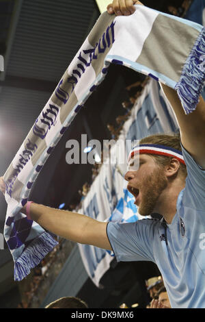 27. August 2011 - Kansas City, Kansas, hält USA - A Sporting KC Unterstützer in den Kessel einen Schal. FC Dallas besiegte Sporting KC 3-2 LIVESTRONG Sporting Park in Kansas City, Kansas. (Kredit-Bild: © Tyson Hofsommer/Southcreek Global/ZUMAPRESS.com) Stockfoto