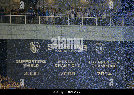 27. August 2011 - Kansas City, Kansas, USA - Konfetti die Luft der LIVESTRONG Sporting Park nach Omar Bravo Ziel erfüllt. FC Dallas besiegte Sporting KC 3-2 LIVESTRONG Sporting Park in Kansas City, Kansas. (Kredit-Bild: © Tyson Hofsommer/Southcreek Global/ZUMAPRESS.com) Stockfoto