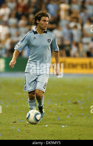 27. August 2011 - Kansas City, Kansas, dribbelt USA - Sporting KC Mittelfeldspieler Graham Zusi (8) den Ball. FC Dallas besiegte Sporting KC 3-2 LIVESTRONG Sporting Park in Kansas City, Kansas. (Kredit-Bild: © Tyson Hofsommer/Southcreek Global/ZUMAPRESS.com) Stockfoto