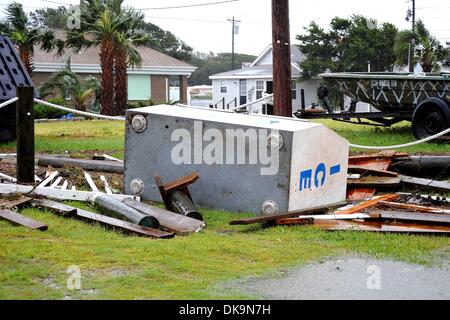 27. August 2011 - beginnt Havelock, North Carolina, USA - aufräumen am Tag nach dem Hurrikan Irene durch Morehead City vorbei verursacht erhebliche Schäden in Morehead City, North Carolina. (Kredit-Bild: © Anthony Barham/Southcreek Global/ZUMAPRESS.com) Stockfoto