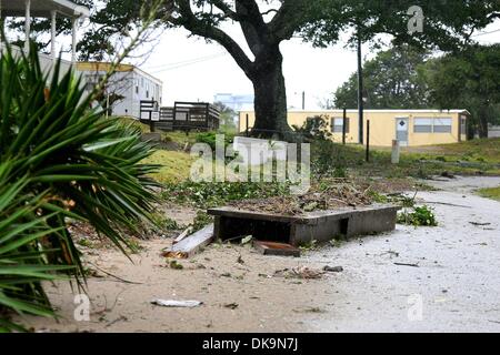 27. August 2011 - beginnt Havelock, North Carolina, USA - aufräumen am Tag nach dem Hurrikan Irene durch Morehead City vorbei verursacht erhebliche Schäden in Morehead City, North Carolina. (Kredit-Bild: © Anthony Barham/Southcreek Global/ZUMAPRESS.com) Stockfoto