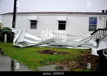 27. August 2011 - beginnt Havelock, North Carolina, USA - aufräumen am Tag nach dem Hurrikan Irene durch Morehead City vorbei verursacht erhebliche Schäden in Morehead City, North Carolina. (Kredit-Bild: © Anthony Barham/Southcreek Global/ZUMAPRESS.com) Stockfoto