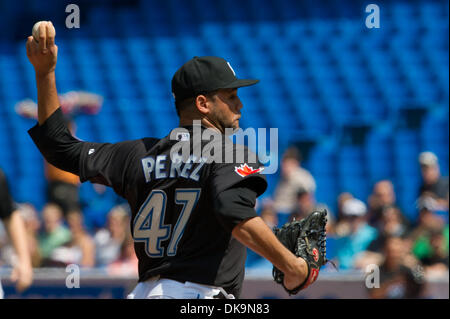 27. August 2011 - Toronto, Ontario, Kanada - Toronto Blue Jays Krug Luis Perez (47) im Kampf gegen die Tampa Bay Rays. Die Tampa Bay Rays besiegte der Toronto Blue Jays-6 - 5 im Rogers Centre, Toronto Ontario. (Kredit-Bild: © Keith Hamilton/Southcreek Global/ZUMAPRESS.com) Stockfoto