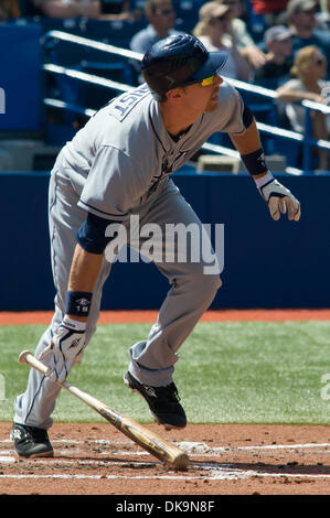 27. August 2011 - Toronto, Ontario, Kanada - Tampa Bay Rays Designated Hitter Ben Zobrist (18) trifft ein Doppelzimmer im 4. Inning gegen die Toronto Blue Jays. Die Tampa Bay Rays besiegte der Toronto Blue Jays-6 - 5 im Rogers Centre, Toronto Ontario. (Kredit-Bild: © Keith Hamilton/Southcreek Global/ZUMAPRESS.com) Stockfoto