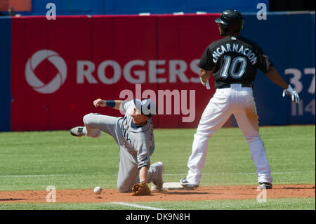 27. August 2011 ist - Toronto, Ontario, Kanada - Toronto Blue Jays Designated Hitter Edwin Encarnacion (10) sicher am 2. base auf einem Feldspieler Wahl im 4. Inning gegen die Tampa Bay Rays. Die Tampa Bay Rays besiegte der Toronto Blue Jays-6 - 5 im Rogers Centre, Toronto Ontario. (Kredit-Bild: © Keith Hamilton/Southcreek Global/ZUMAPRESS.com) Stockfoto