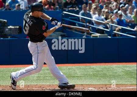 27. August 2011 - Toronto, Ontario, Kanada - Toronto Blue Jays dritte Baseman Brett Lawrie (13) schlägt einen Tiefe Foul Ball im 4. Inning gegen die Tampa Bay Rays. Die Tampa Bay Rays besiegte der Toronto Blue Jays-6 - 5 im Rogers Centre, Toronto Ontario. (Kredit-Bild: © Keith Hamilton/Southcreek Global/ZUMAPRESS.com) Stockfoto