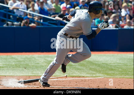 27. August 2011 - Toronto, Ontario, Kanada - Tampa Bay Rays Recht Fielder Sam Fuld (5) legt ein Bunt, voran die Läufer im 5. Inning gegen die Toronto Blue Jays. Die Tampa Bay Rays besiegte der Toronto Blue Jays-6 - 5 im Rogers Centre, Toronto Ontario. (Kredit-Bild: © Keith Hamilton/Southcreek Global/ZUMAPRESS.com) Stockfoto